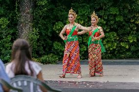 Dances from Thailand in Chile